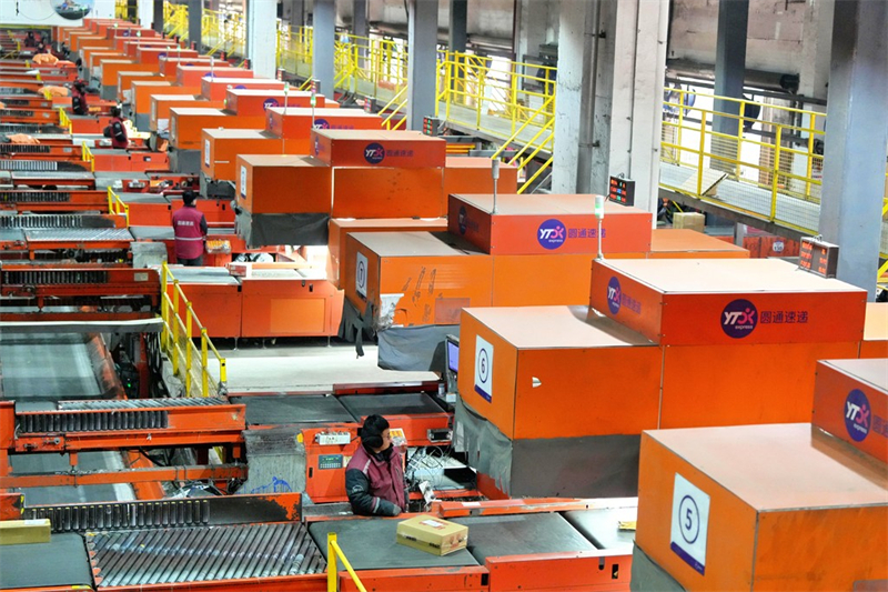 1月15日,永清县圆通速递北方总部基地工作人员在分拣快递包裹。