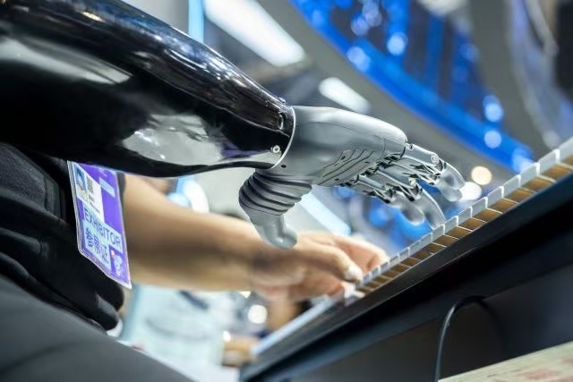 通过仿生手，人可以用意念弹钢琴。 杭州发布 图