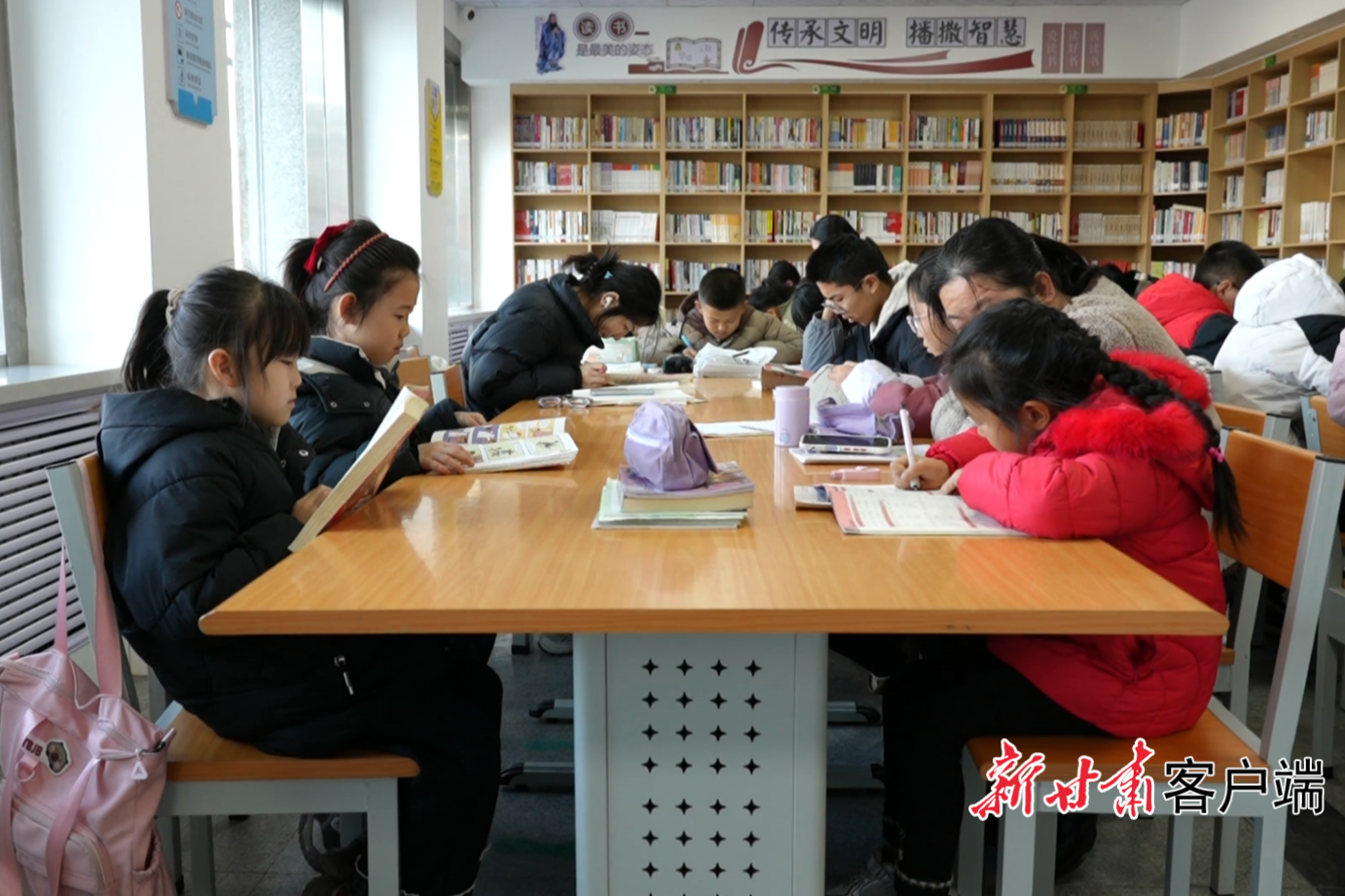 寒假来临，泾川县图书馆迎来热潮。本文图片均由泾川县融媒体中心提供