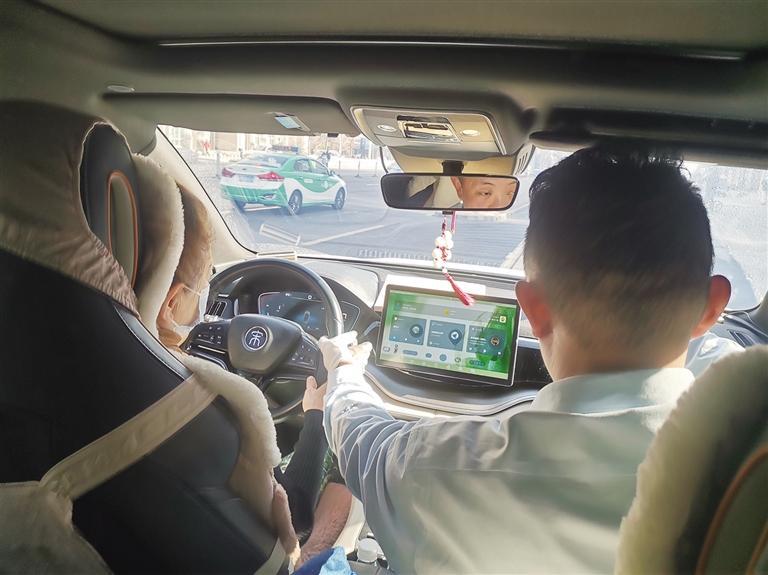 王森教练陪同65岁张女士驾车上路