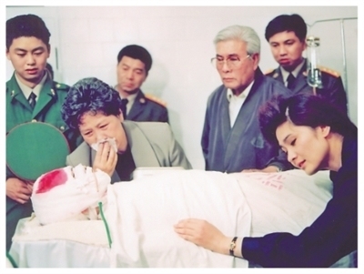 陶玉玲(左二)参演电影《炮兵少校》