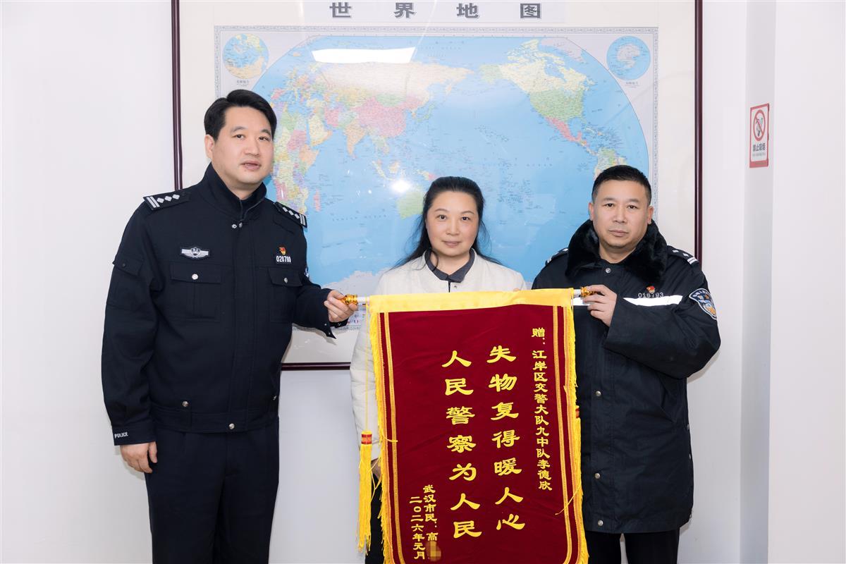 “原来帮助我的人是你啊 你是李德欣！”