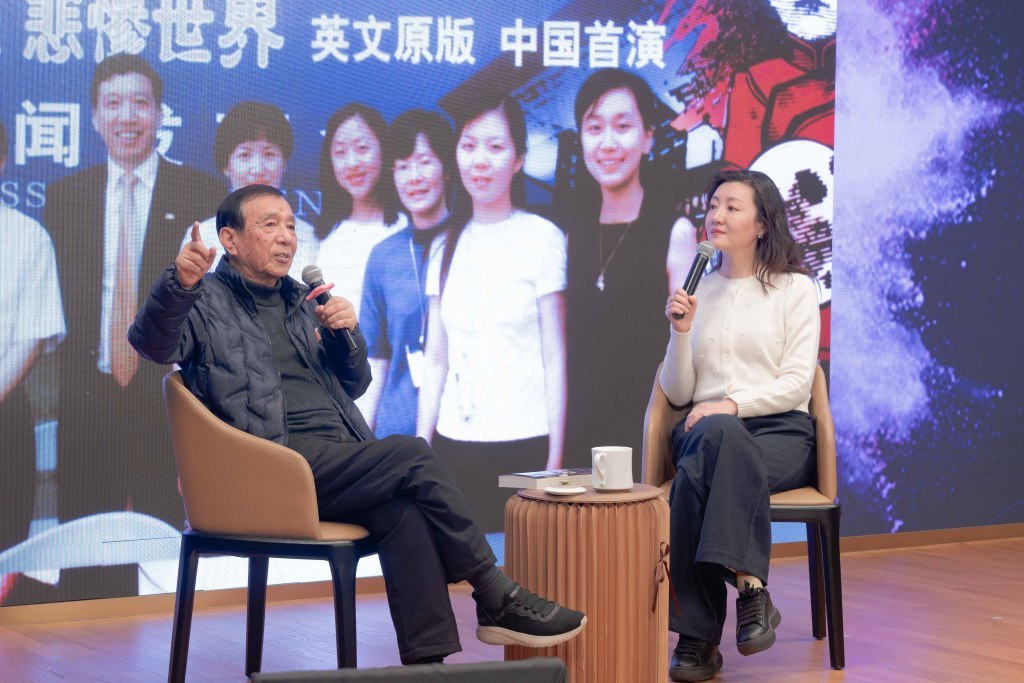 钱世锦（左）讲述音乐剧《悲惨世界》首次引进中国的故事