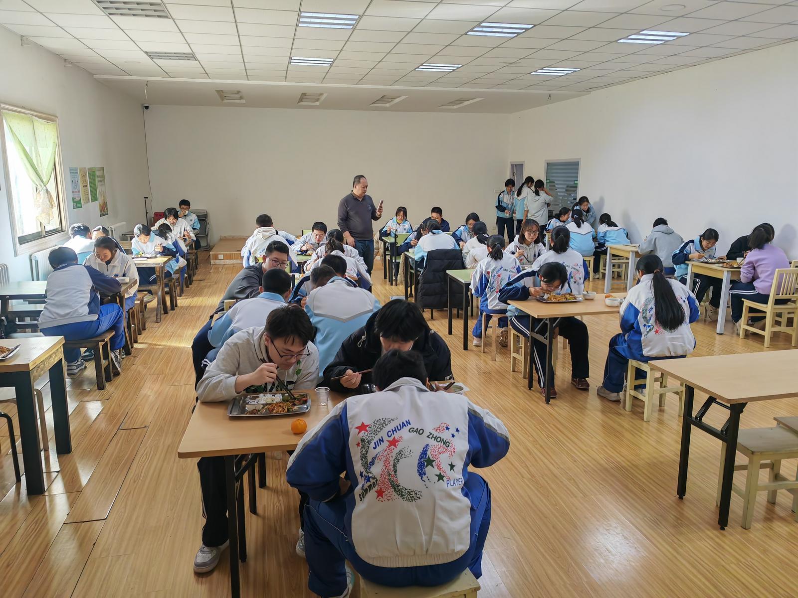 △干净卫生的小饭桌