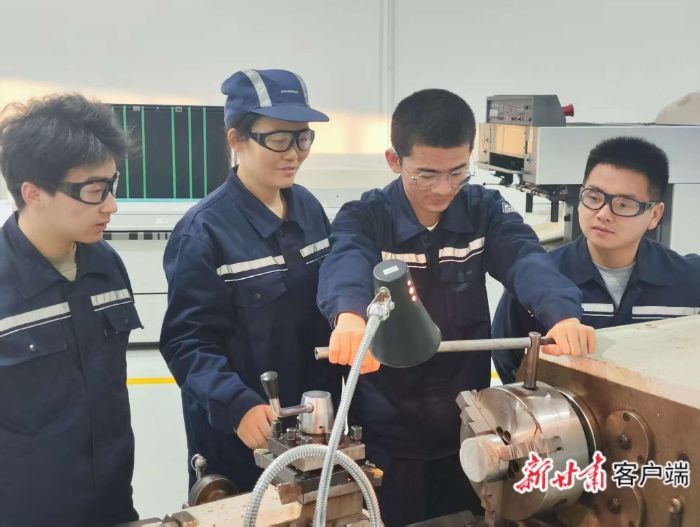 张倩（左二）在实训课上指导学生加工零件