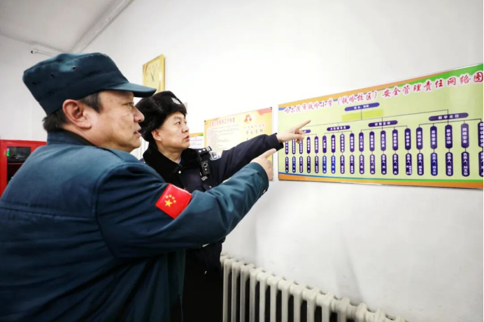 （南岗分局民警在铁岭小学开展隐患排查工作）