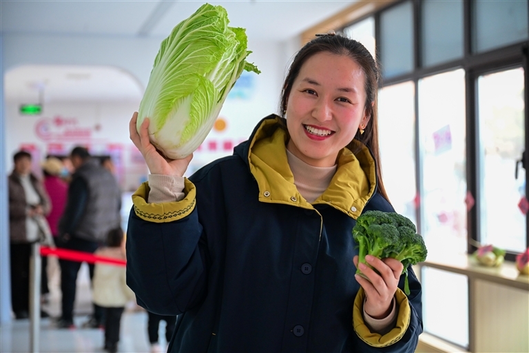 洛阳市瀍河回族区杨文街道杨文社区，居民在党群服务中心参加趣味活动。李卫超 许红丽 摄
