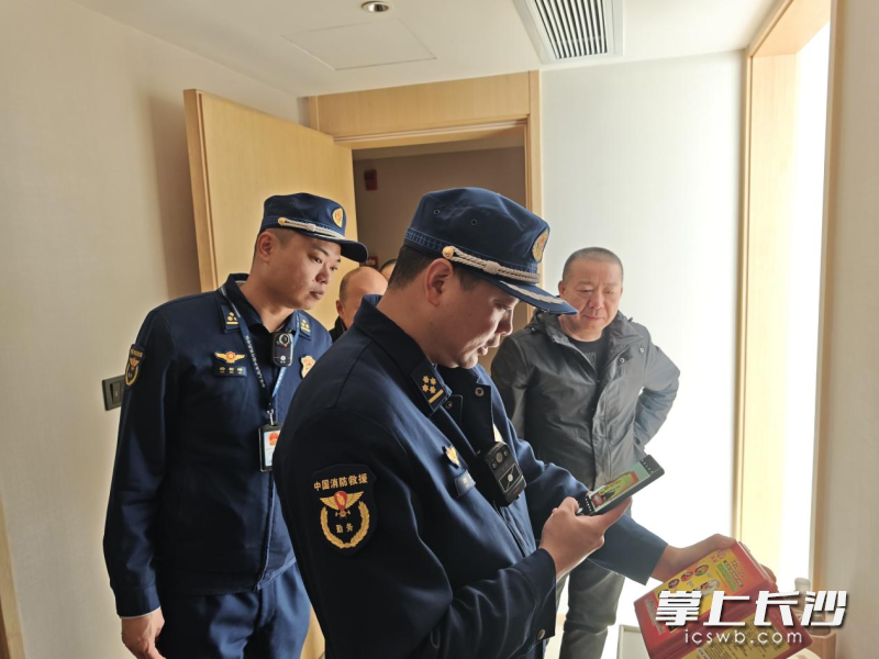 执法人员在检查中。 长沙晚报通讯员 宁倩 摄