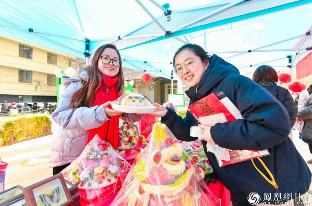 “陇原巧手”杨晓兰（左）制作的花馍圈粉市民　侯锐　摄