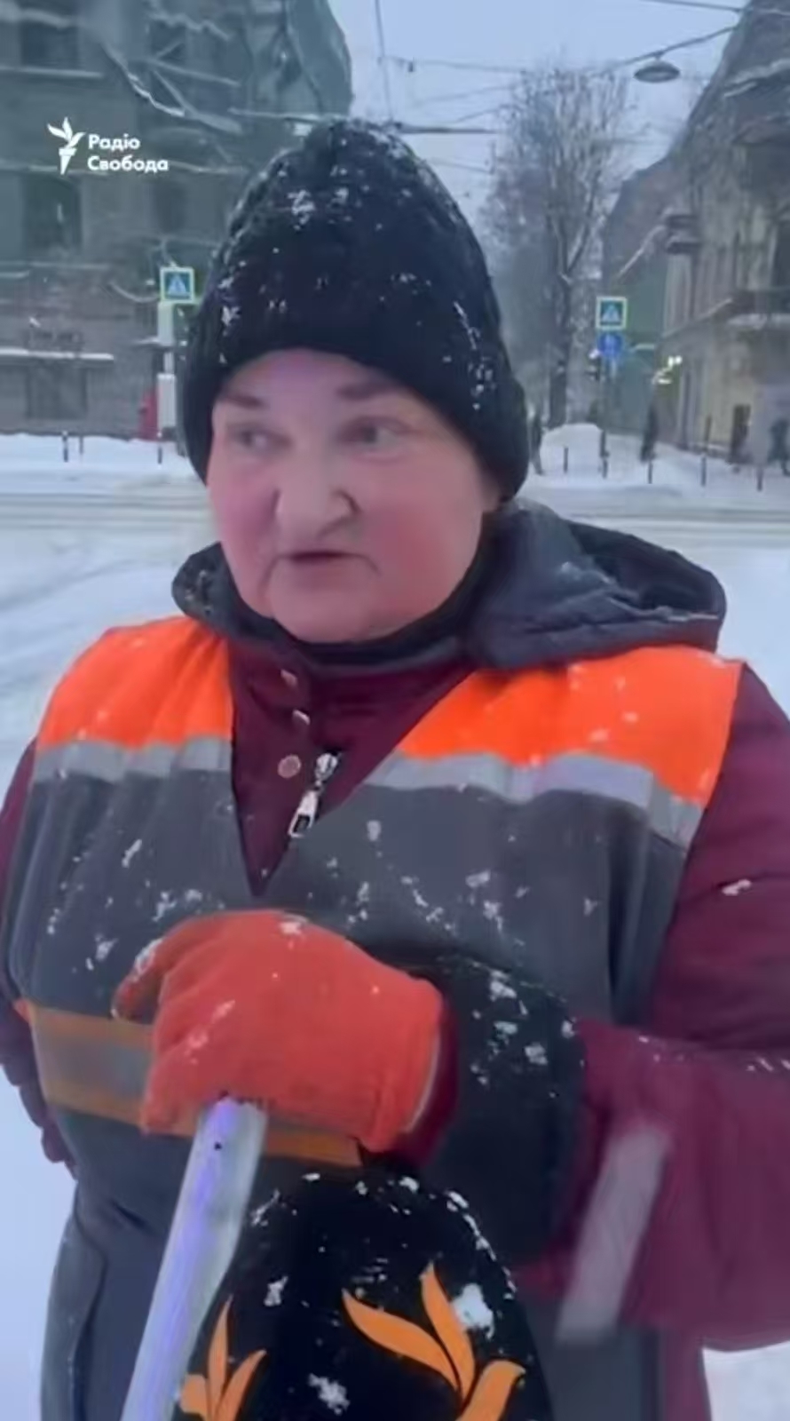 无人机在身旁爆炸,乌克兰女清洁工淡定扫雪