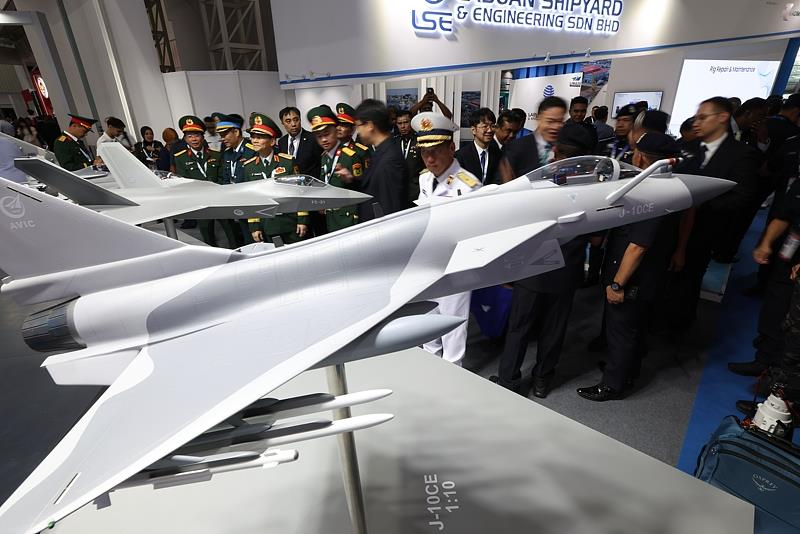 △歼-10CE亮相外国航空展