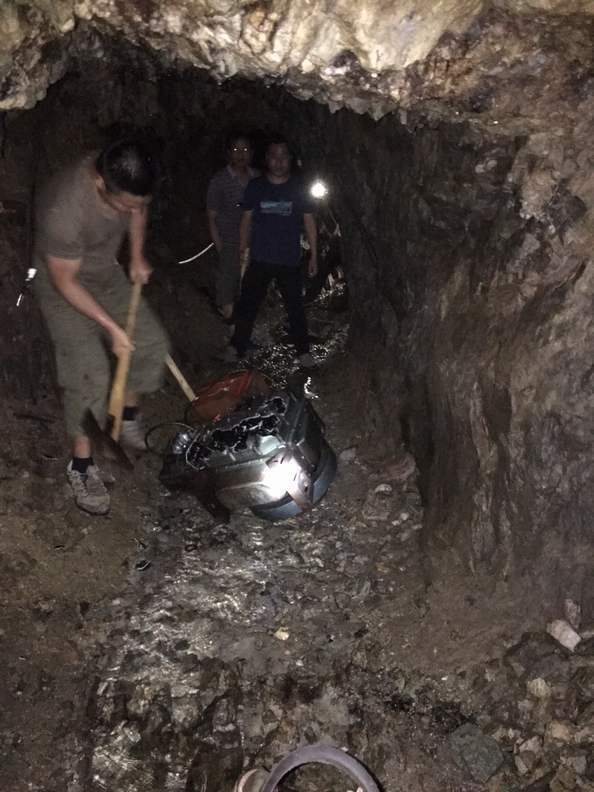 2017年4月,执法人员对雪峰山矿区一处非法采金点进行整治。图片来源:洪江市政府网站