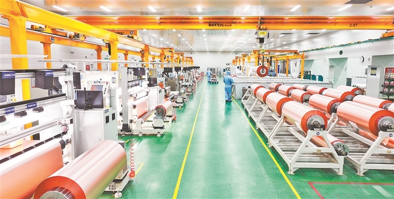 江铜集团南昌高新产业园的锂电铜箔生产车间内，一张张纤薄的铜箔沿着轮轴滚卷而出。江西日报全媒体记者 张翰林摄