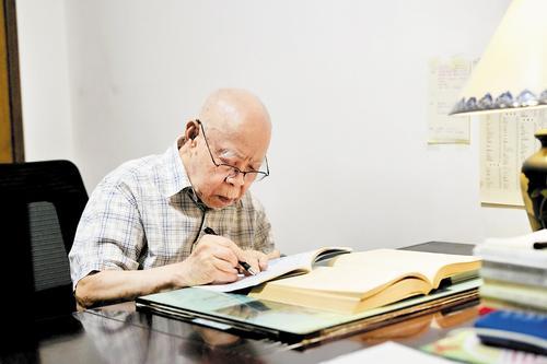 2025年8月15日，刘世钺在家里整理读书笔记。 本报资料片