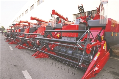 江西良田农业机械有限公司农机整装待发。(陈 艳摄)