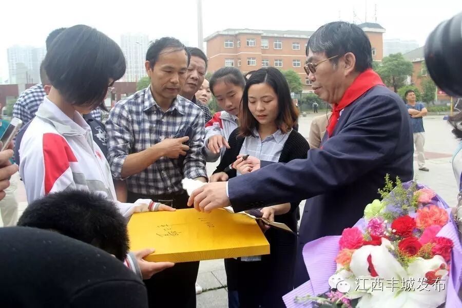 聂卫平为师生签名留念 图源江西丰城发布