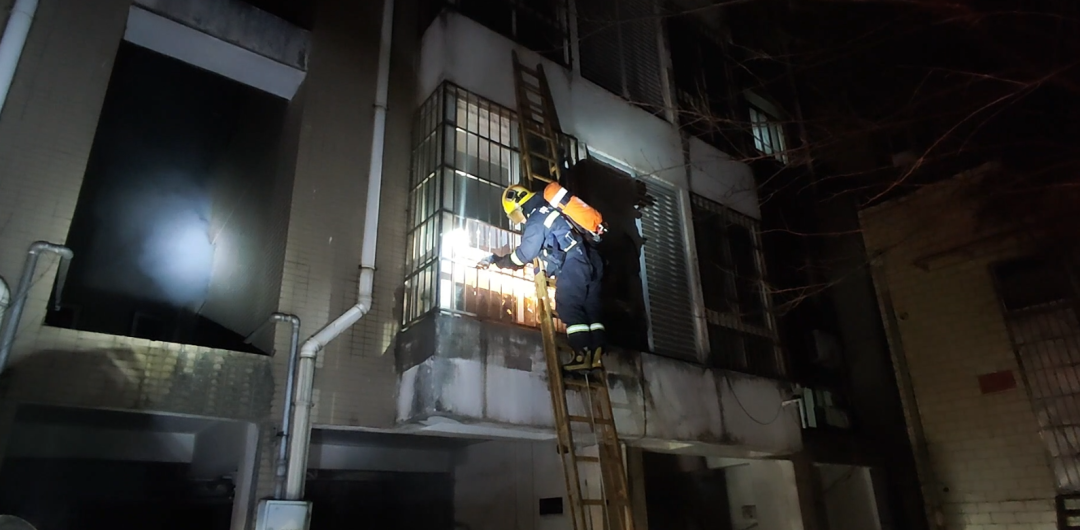 赣州一市民给小猫烤“小太阳”引发火灾 一名15岁女孩被困室内