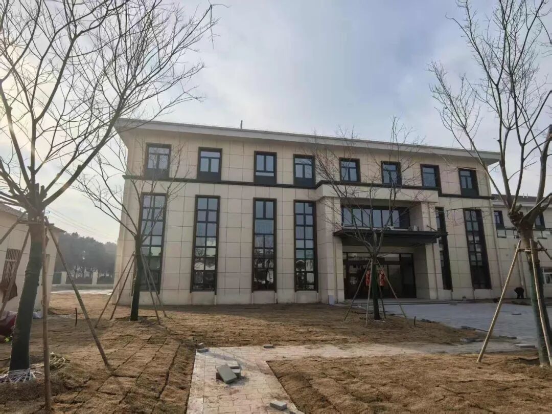 仓镇区域性养老中心俯瞰图与该中心新建的三层护理楼