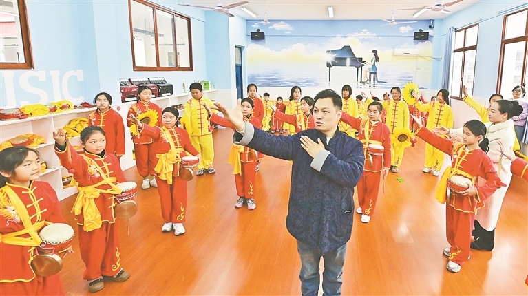 2025年12月22日，萍乡春锣市级代表性传承人贾勇军给学生们教授萍乡春锣的身段技法。