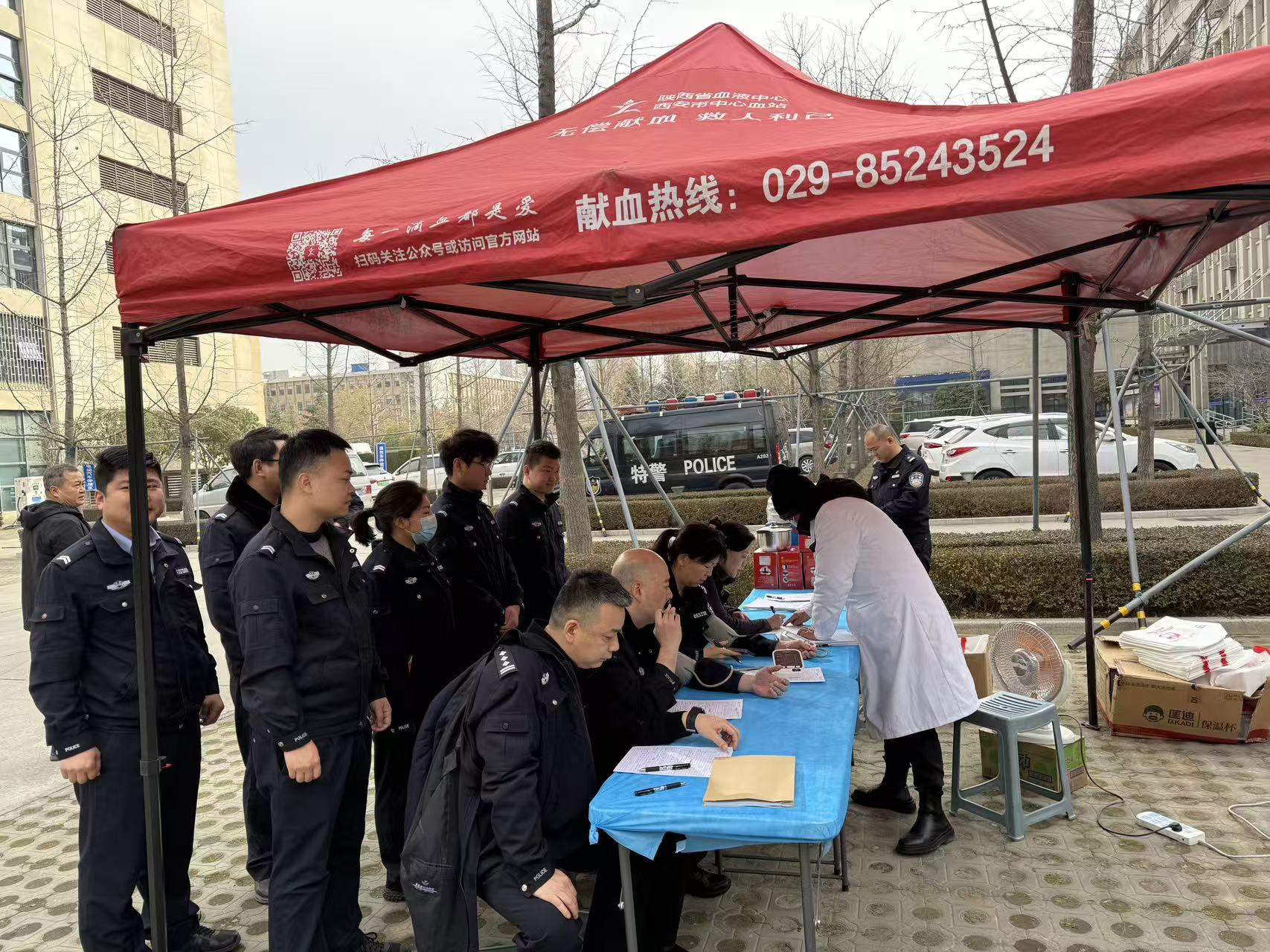 为民献热血 警心铸忠诚：公安高新分局组织民辅警开展无偿献血公益活动