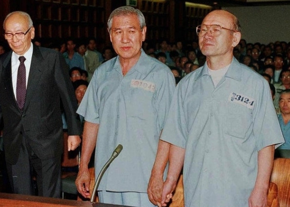 右为全斗焕,中间为卢泰愚