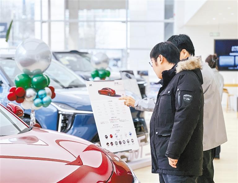 消费者正在了解新能源汽车（资料图）