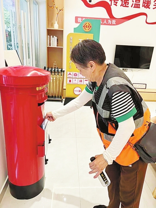 2025年7月14日，永州市零陵区徐家井街道人民建议征集点，一位环卫工人积极参与人民建议征集工作，准备就小区治理提交相关建议。通讯员 摄