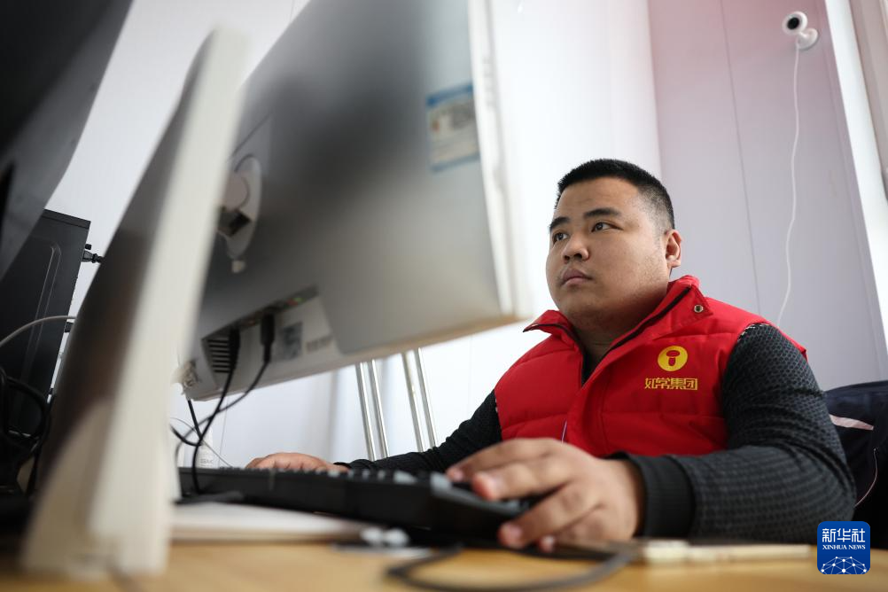 在兰州市心连心社会工作服务中心残疾人就业工坊,AI训练师杨智文进行数据标注工作(1月14日摄)。新华社记者 陈斌 摄