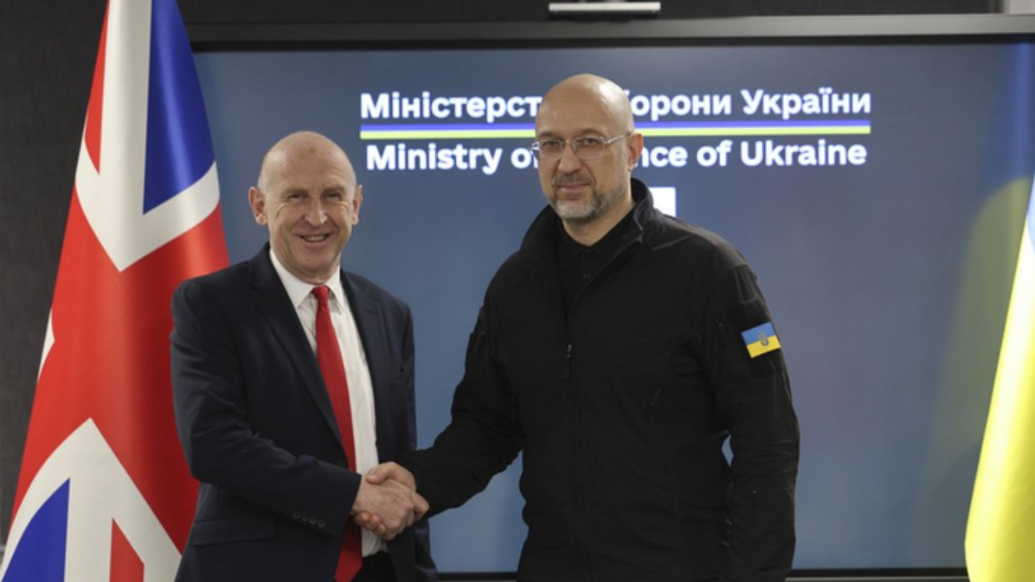 英国国防大臣约翰·希利（左）访问乌克兰