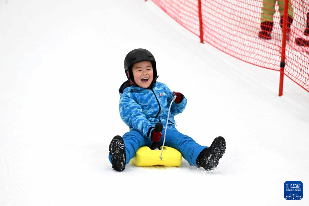 1月11日，小朋友在石家庄市“热雪奇迹”滑雪场体验冰雪运动。
