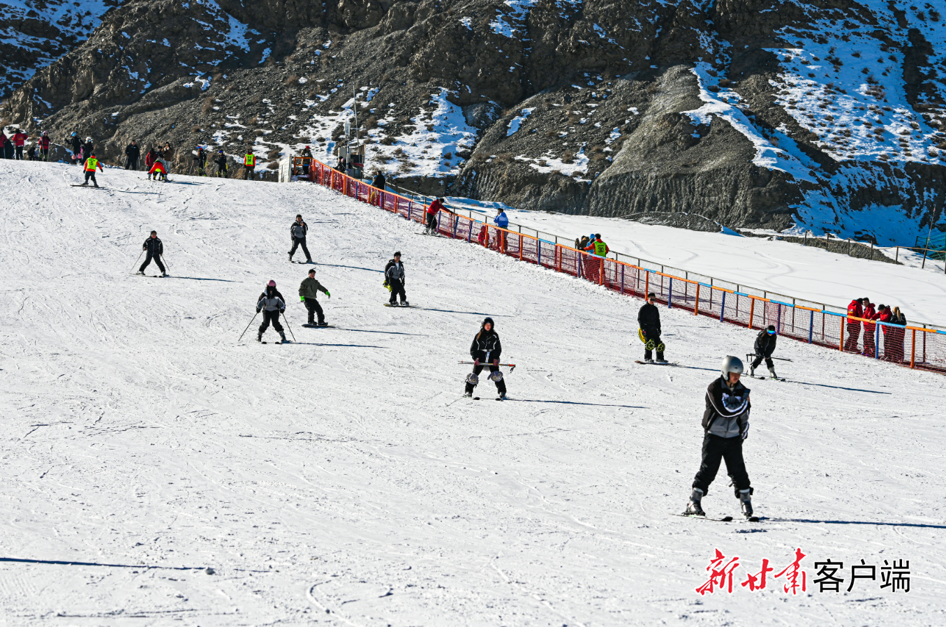 滑雪爱好者们　本文图片均由新甘肃&middot;甘肃日报通讯员李巍摄