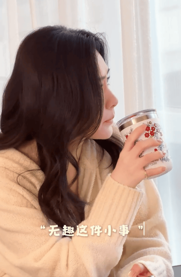 钟欣潼享受慢生活，十分惬意。