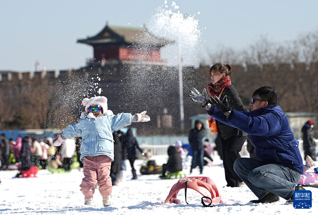 1月11日，游客在石家庄市正定县冰雪嘉年华游玩。