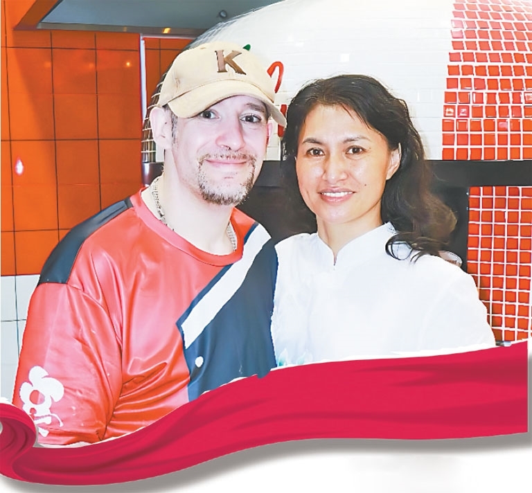 安德鲁和妻子赖素兰。江西日报全媒体记者 侯艺松摄