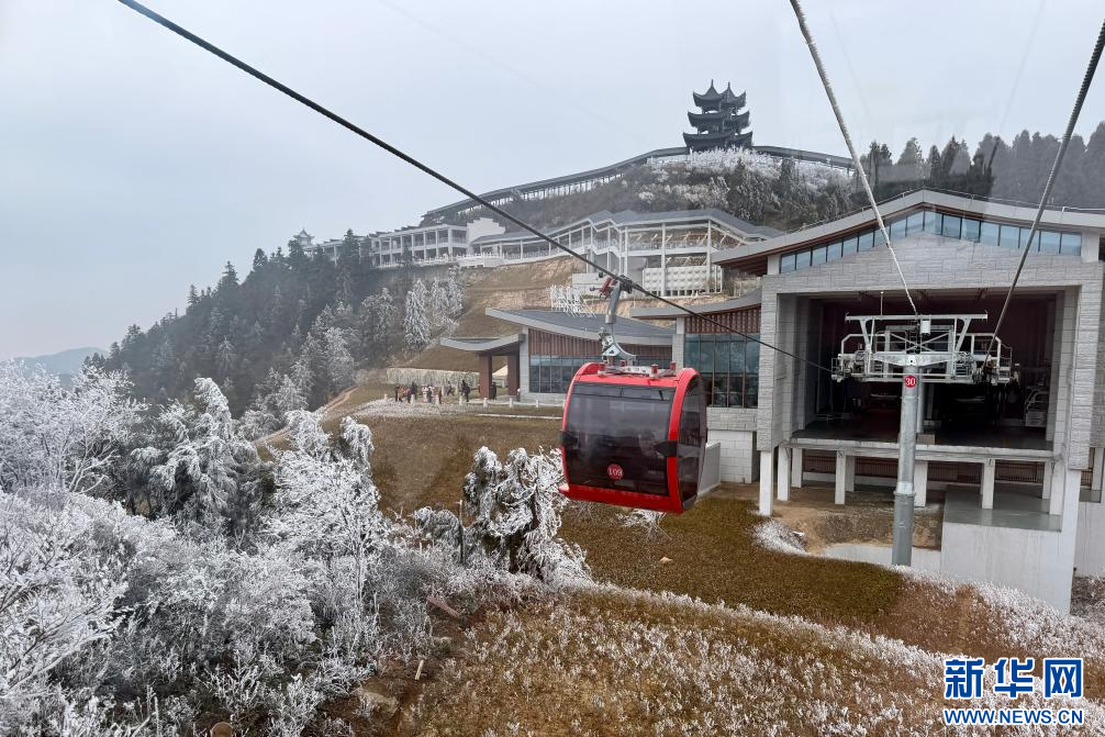 梅岭云端索道的开通运营，成为串联山下与山上景观的纽带。新华网发