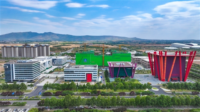 位于洛陽市伊濱區(qū)的龍門實驗室。 倪睿 攝