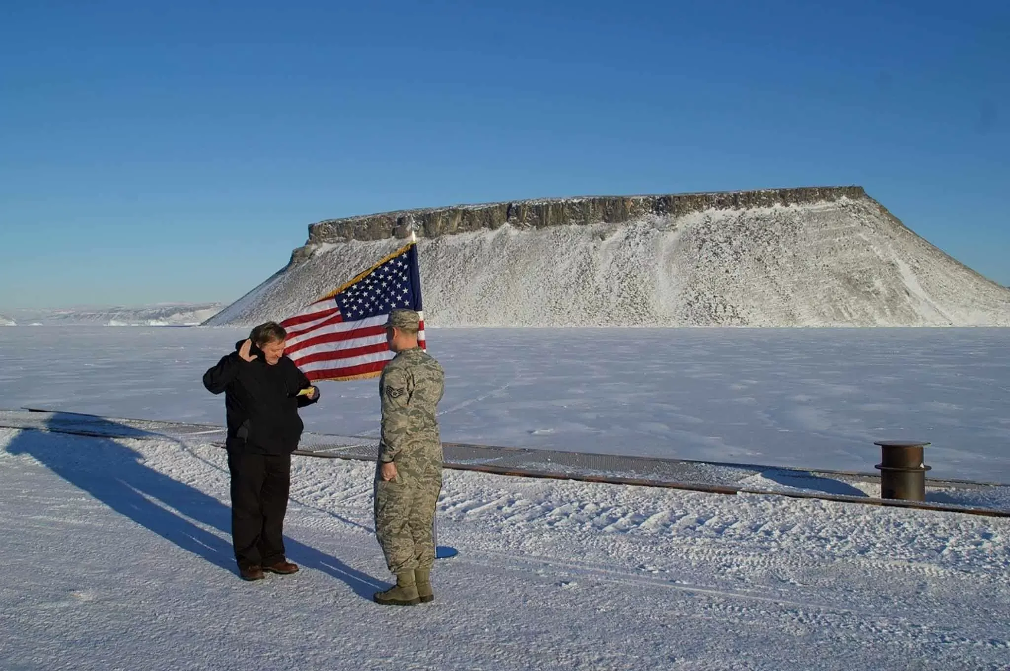 2016年,一名美国军人在格陵兰岛图勒(皮图菲克)空军基地宣誓入伍。