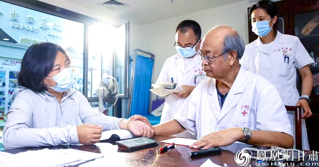 全国名中医张士卿（前排右）扎根陇原，悬壶济世五十余载。庞燕　摄