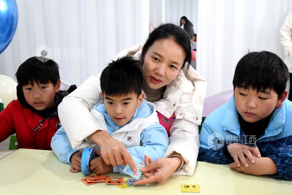 江西南丰：结对妈妈送关爱（图）