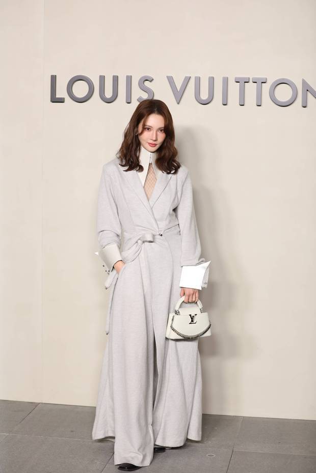 金晨散发都市丽人魅力。