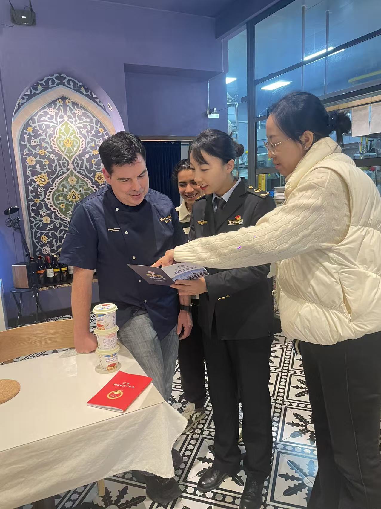 新年新“语”法！江北外滩女子分队推中英双语普法 打造国际化街区治理新气象