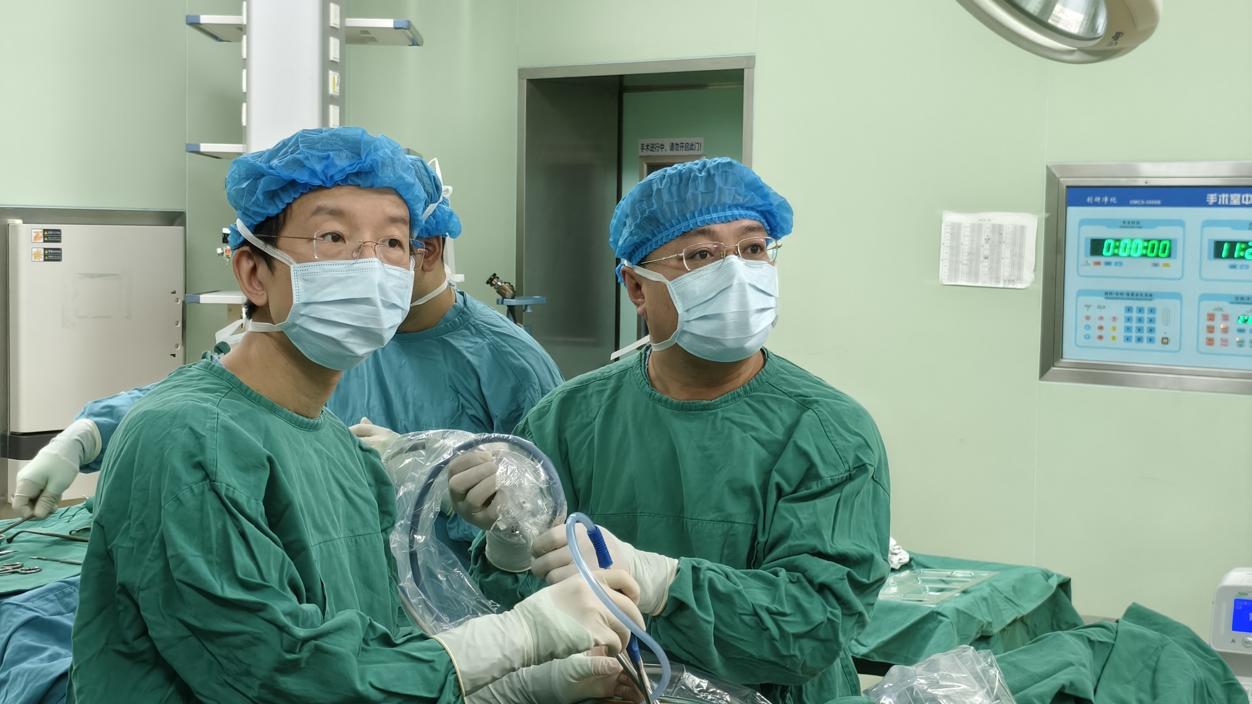 紧邻肺“大门”现6cm巨大占位性病变！北大胸外科周足力教授精准实施高难度胸腔镜下肺段切除术