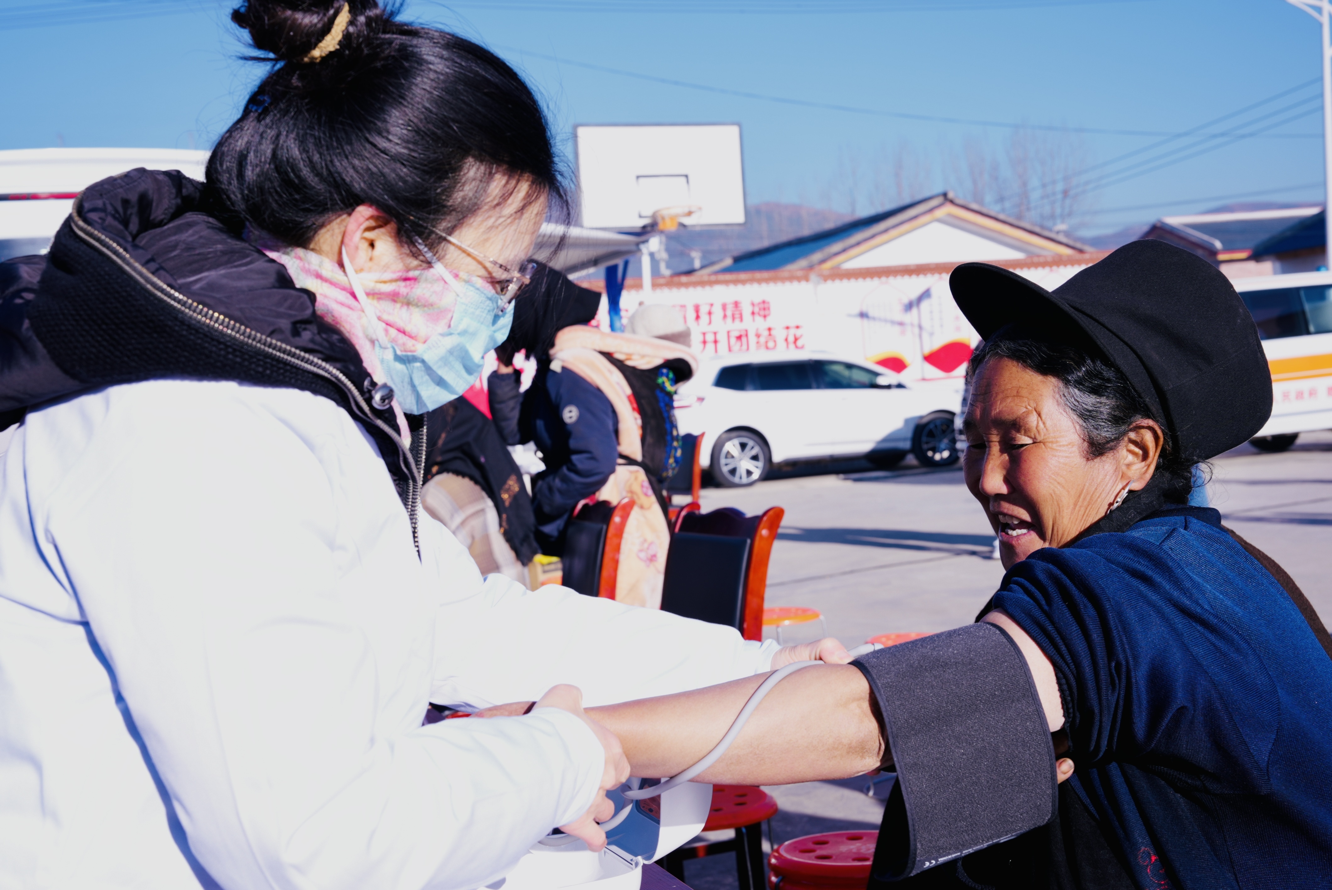 “医疗巡回车”开进布拖！东西部医疗专家组团送健康