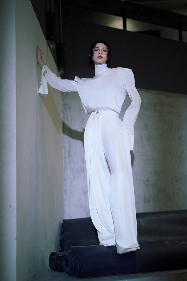 钟楚曦长腿吸睛。