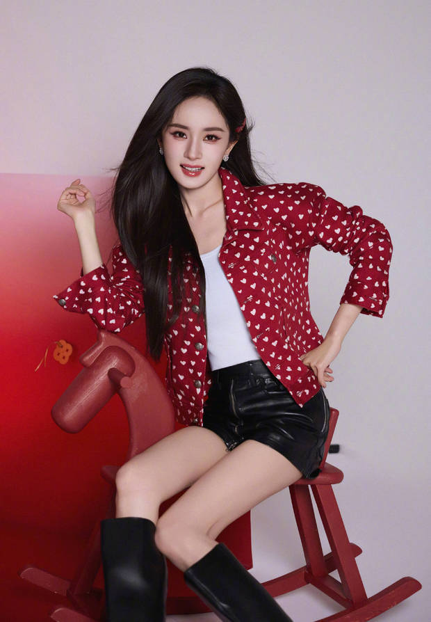 杨幂穿红白爱心波点夹克好养眼。