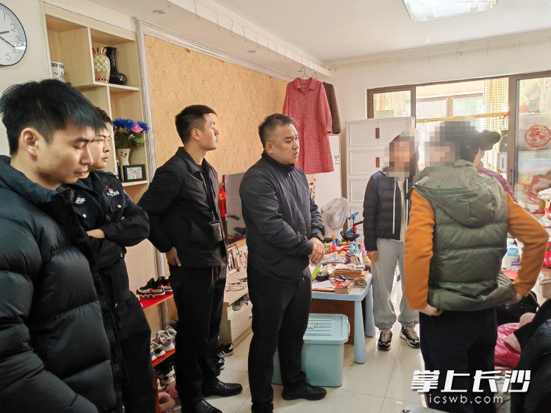 众人耐心劝阻张女士。