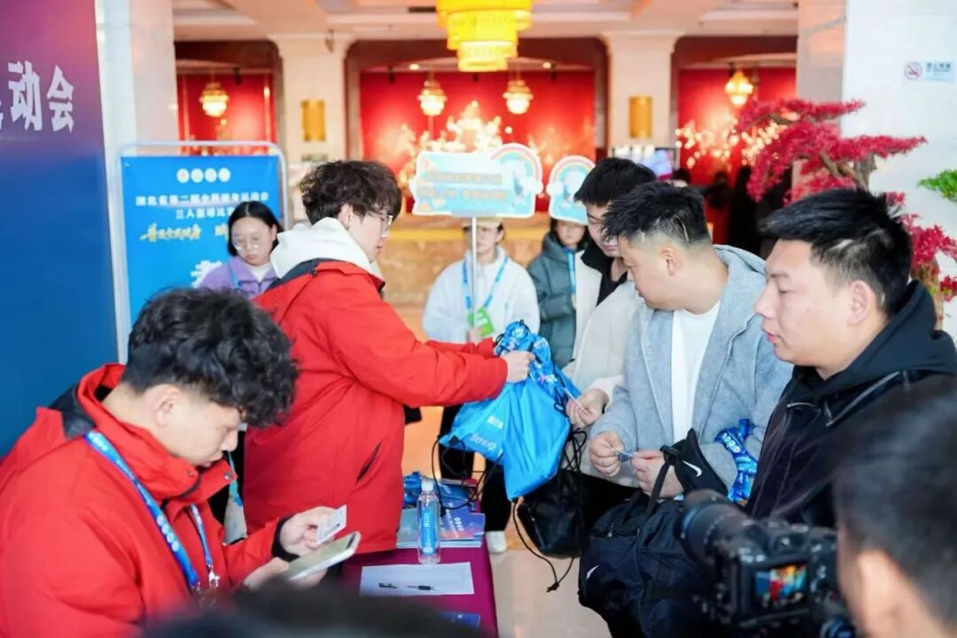 （志愿者为报到的参赛队热情服务）