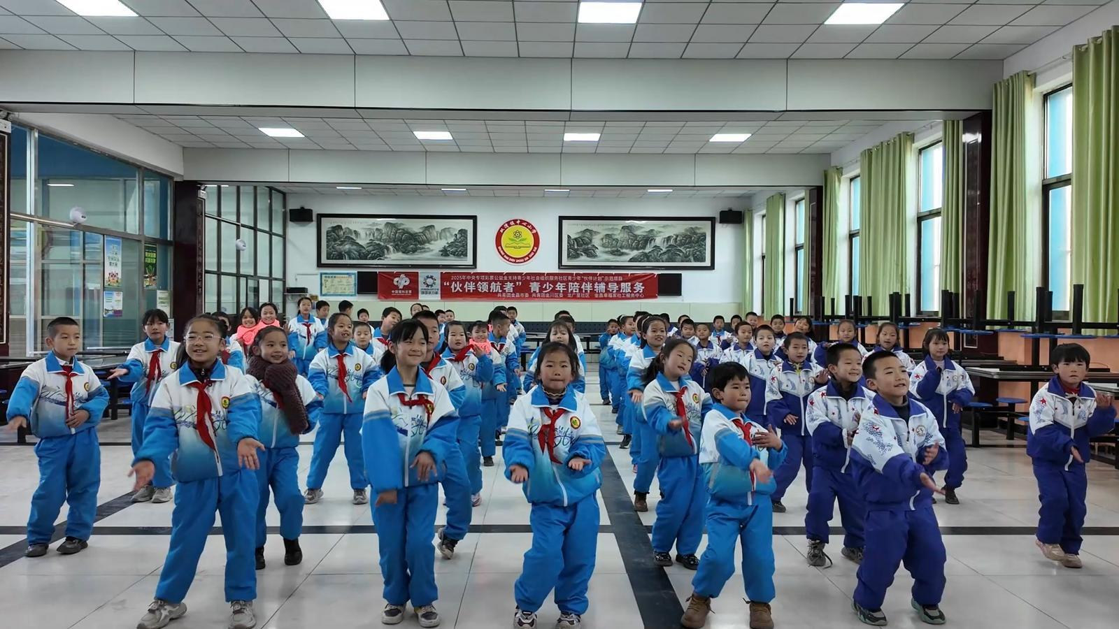 △学生正在进行课间拓展操训练