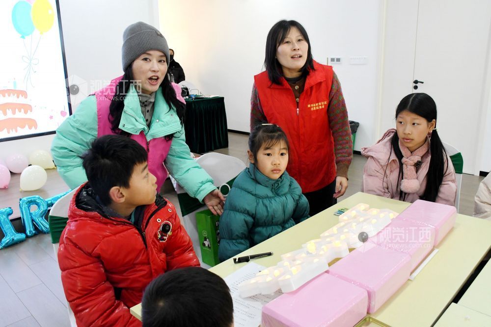 江西南丰：结对妈妈送关爱（图）