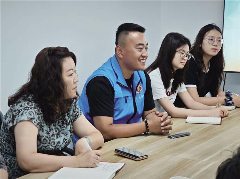 张彦龙（左二）在工作中